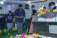 Chiranjeevi Pays Last Respcets to Sirivennela Sitaramasastri